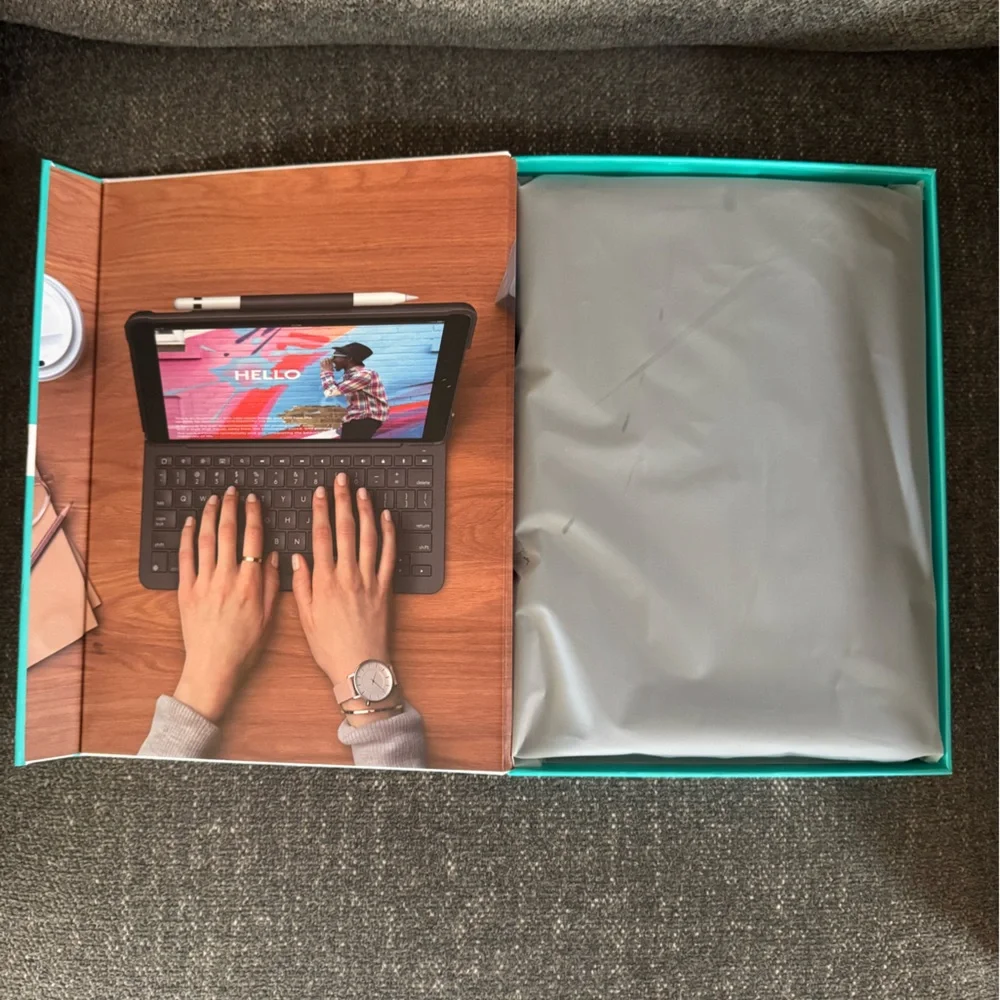 *BRAND NEW* Logitech slimfolio iPad case with keyboard. Still in box never used.